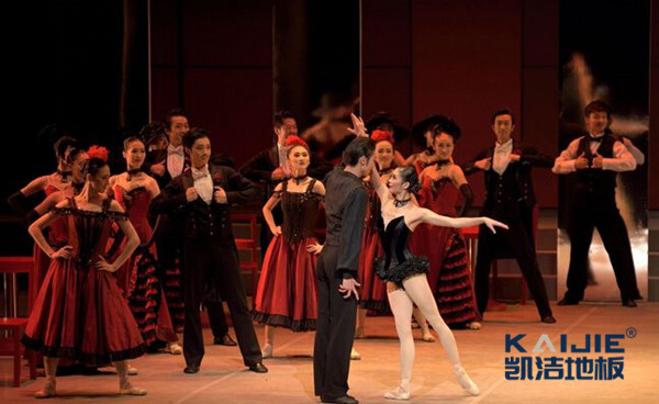 運(yùn)動(dòng)木地板+地膠，釋放你的舞臺(tái)魅力