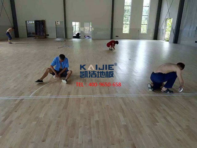 體育木地板在安裝前的準(zhǔn)備——?jiǎng)P潔地板
