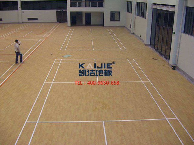 體育木地板在安裝前的準(zhǔn)備——?jiǎng)P潔地板