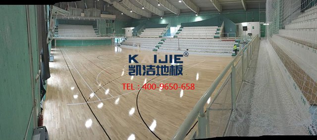 原來?xiàng)髂镜匕迨沁m合籃球館的運(yùn)動(dòng)木地板——?jiǎng)P潔地板