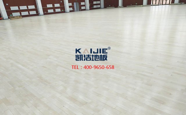 專業(yè)籃球館木地板怎么翻新？籃球木地板翻新多少錢——凱潔地板