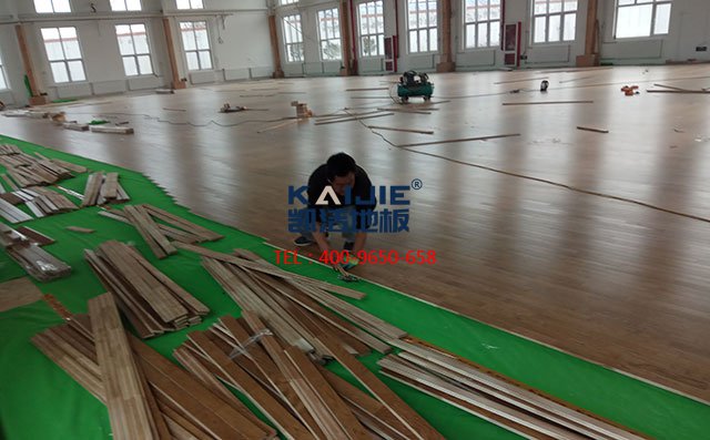 專業(yè)體育館木地板安裝，需要把這些事做好——?jiǎng)P潔地板