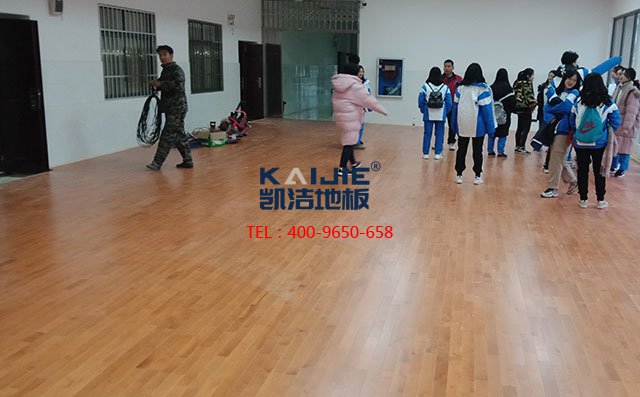 專業(yè)體育館木地板安裝，需要把這些事做好——?jiǎng)P潔地板