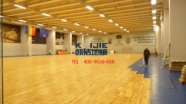 這樣挑選室內(nèi)體育運(yùn)動(dòng)木地板更科學(xué)——?jiǎng)P潔地板