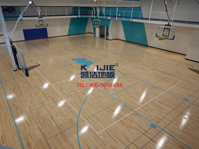 專業(yè)體育木地板廠家建議：籃球館應該安裝籃球木地板——凱潔地板