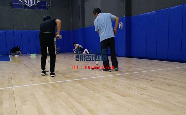 專業(yè)體育木地板廠家建議：籃球館應該安裝籃球木地板——凱潔地板