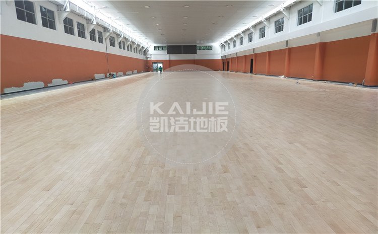廣州天河區(qū)長(zhǎng)大公路培訓(xùn)學(xué)校籃球館木地板案例-凱潔體育地板