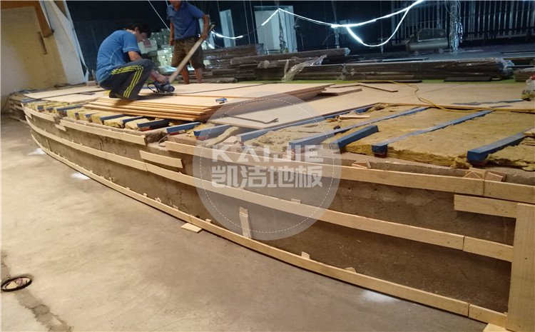 四川省樂(lè)山市沙灣區(qū)銅河廣場(chǎng)劇院舞臺(tái)木地板案例—?jiǎng)P潔體育木地板廠家