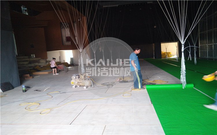 四川省樂(lè)山市沙灣區(qū)銅河廣場(chǎng)劇院舞臺(tái)木地板案例—?jiǎng)P潔體育木地板廠家