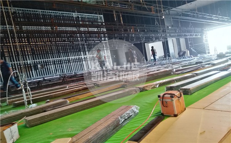 四川省樂(lè)山市沙灣區(qū)銅河廣場(chǎng)劇院舞臺(tái)木地板案例—?jiǎng)P潔體育木地板廠家