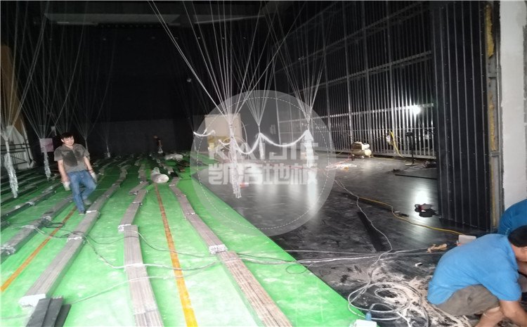 四川省樂(lè)山市沙灣區(qū)銅河廣場(chǎng)劇院舞臺(tái)木地板案例—?jiǎng)P潔體育木地板廠家