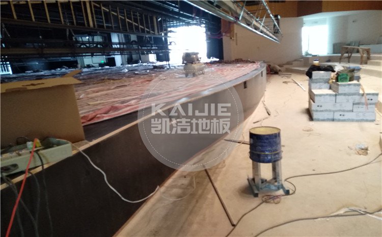 四川省樂(lè)山市沙灣區(qū)銅河廣場(chǎng)劇院舞臺(tái)木地板案例—?jiǎng)P潔體育木地板廠家