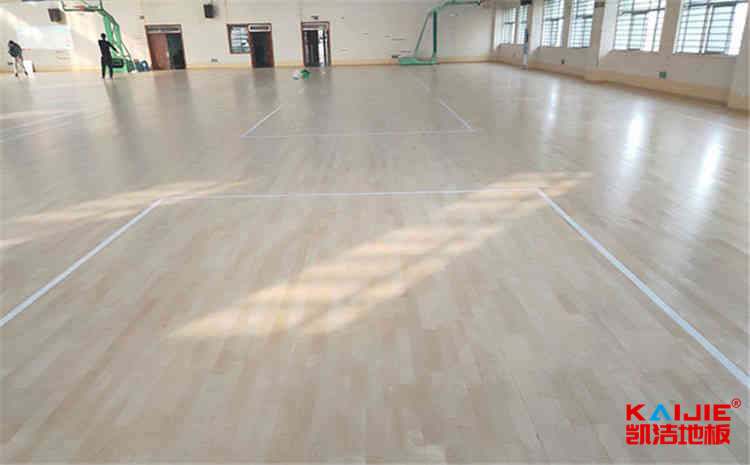 學(xué)校運(yùn)動(dòng)籃球地板造價(jià)是的多少？