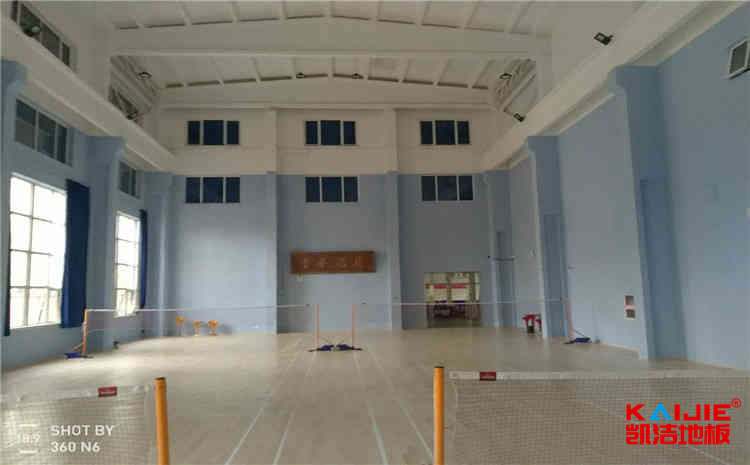 學(xué)?；@球運(yùn)動(dòng)地板造價(jià)是的多少？