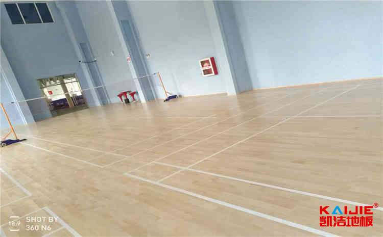 學(xué)校運(yùn)動(dòng)籃球地板造價(jià)是的多少？