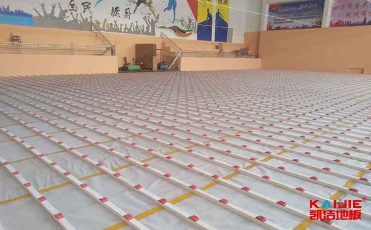 室內(nèi)風(fēng)雨操場實木運動地板多少錢一平米