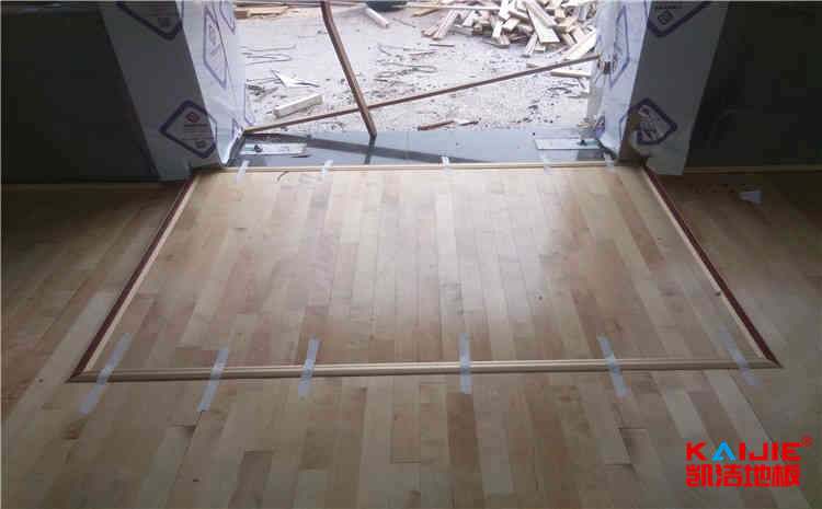 學(xué)?；@球運(yùn)動(dòng)地板造價(jià)是的多少？