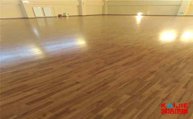 楓木籃球場地板怎么維修